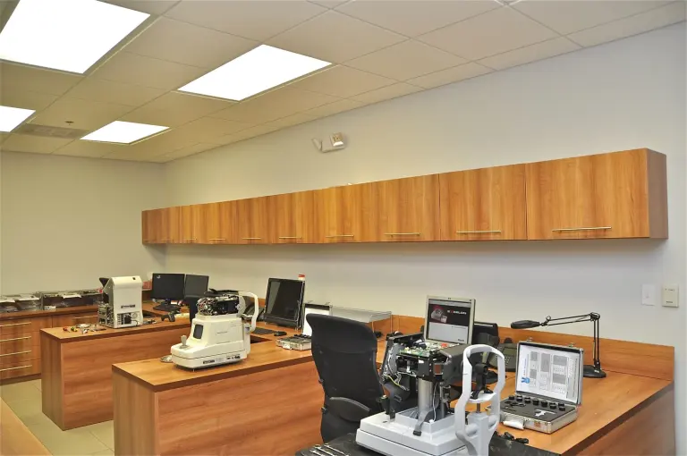 Service lab workbenches with diagnostic instruments